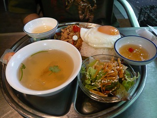 鶏ひき肉と野菜のバジル炒めライス