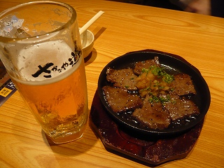 生ビールとサイコロステーキ