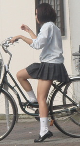 自転車通学のJKはサドルにアソコを擦りつけている000