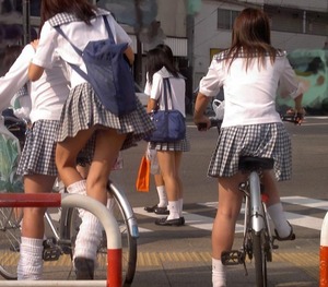 自転車通学のJKはサドルにアソコを擦りつけている018