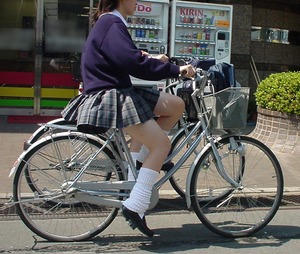 自転車通学のJKはサドルにアソコを擦りつけている009