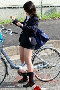 自転車通学のJKはサドルにアソコを擦りつけている011