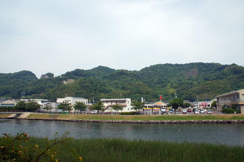 西海川対岸から見た寿限無の周辺風景