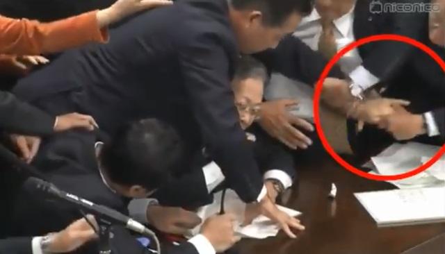 与党議員の指を折ろうとする有田芳生(立憲民主党)