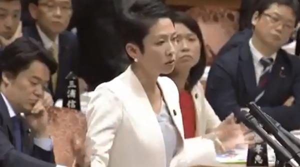安倍内閣は防衛予算や公共事業に大盤振る舞い