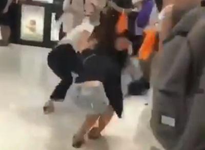 限定品をめぐって中国人同士がはげしい殴り合い