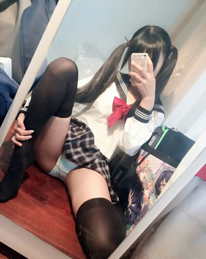 【清楚系ビッチ】制服でエロ自撮りする黒髪ロングな素人娘www