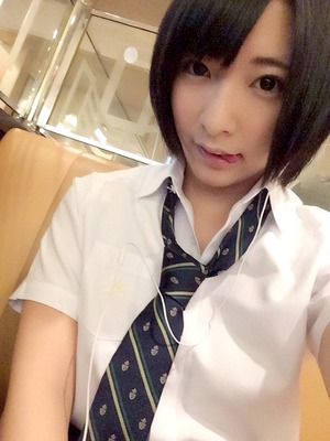 【清楚系ビッチ】小倉ゆず似の黒髪ショートヘア美少女がJKコスでおっさんに抱かれとるwww