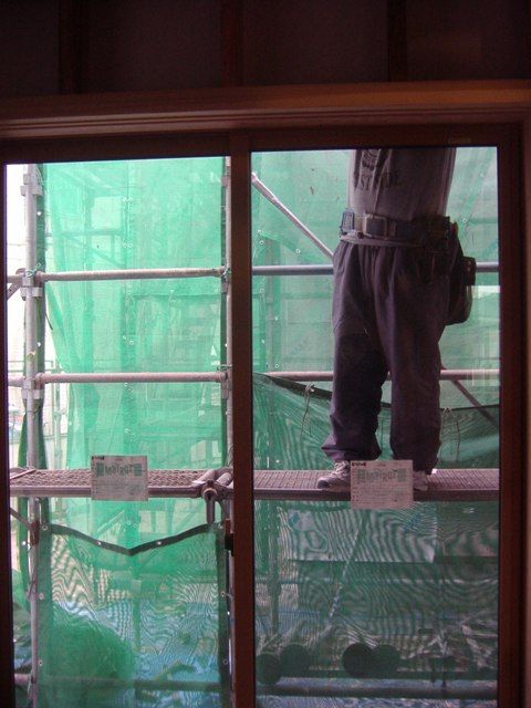 重富の家・シートを貼る人