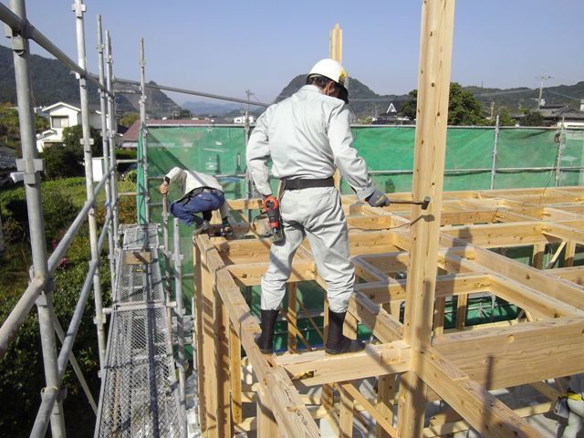 重富の家・建て方1日目大工さんたち2
