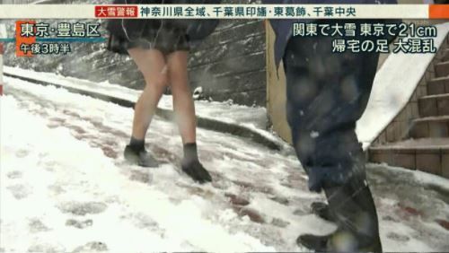大雪でもミニスカートの日本の女子高生