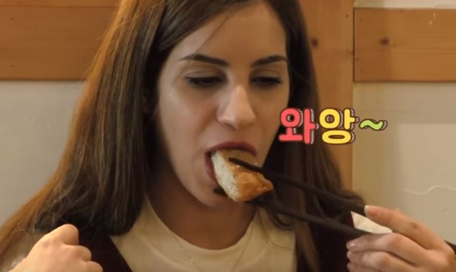 いなり寿司を食べるイスラエル人美女