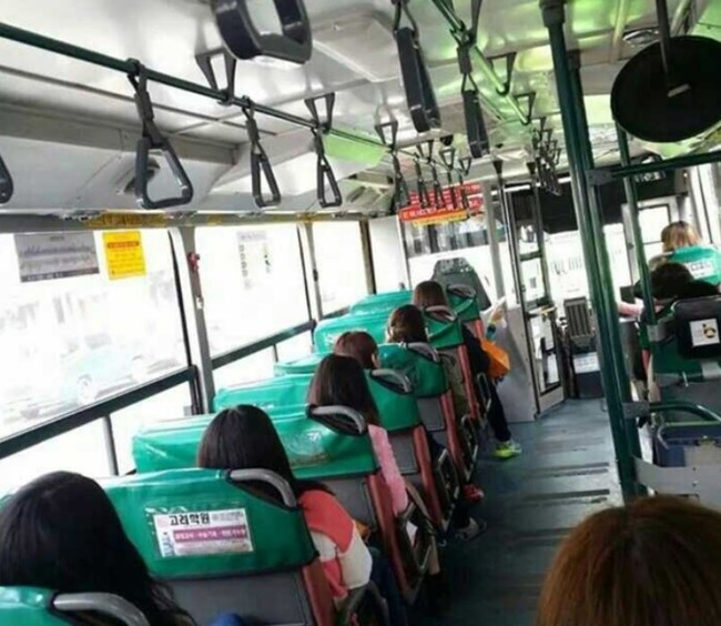 【画像あり】韓国人「韓国人女性と日本人女性のバスのマナー違いをご覧ください」　韓国反応