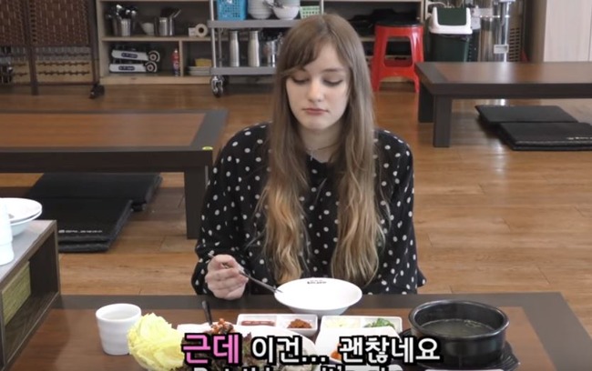 生牡蠣を食べるドイツ人美女