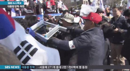 朴槿恵元大統領弾劾反対集会で記者に暴行を加える
