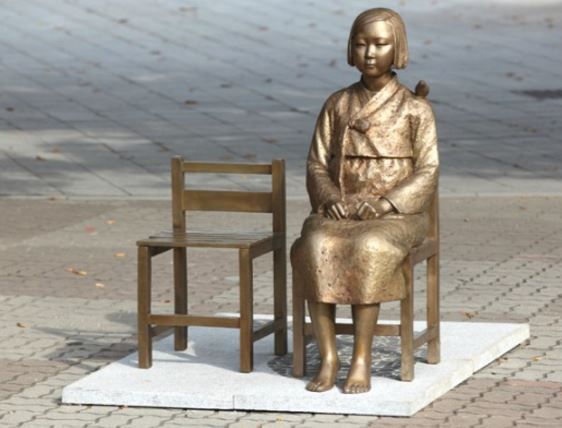 韓国の70代男性が慰安婦像を撤去しようとする