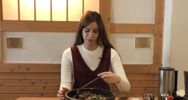 うどんを食べるイスラエル人美女
