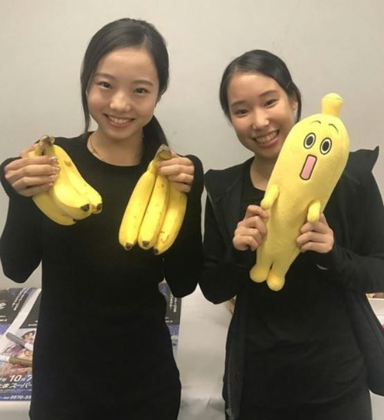 バナナのぬいぐるみを持ったフィギュアスケート選手