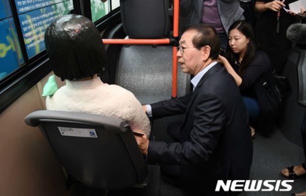 韓国でバスに慰安婦像を設置