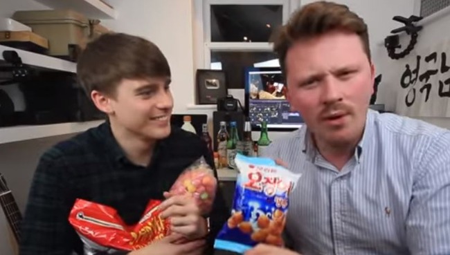 イカピーをたべるイギリス人男性