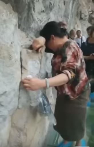 中国湖南省天門山のガラスの橋