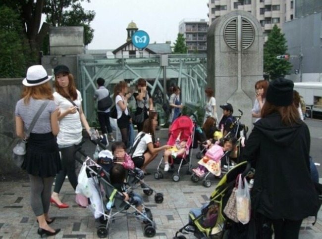 子供の前でタバコを吸うママ