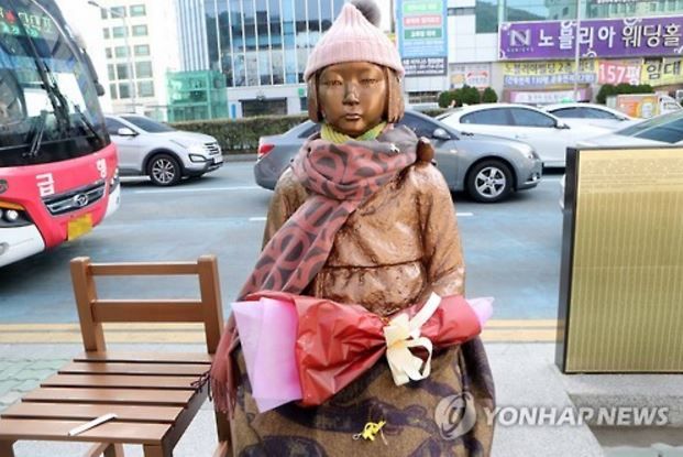 釜山日本領事館前の少女像