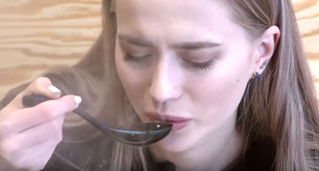 韓国のチャンポンを食べるロシア人美女