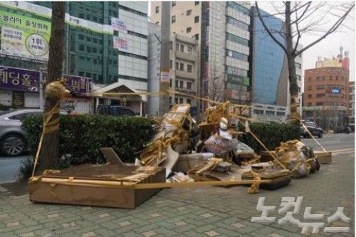 釜山平和の少女像周辺に大量のゴミを投棄