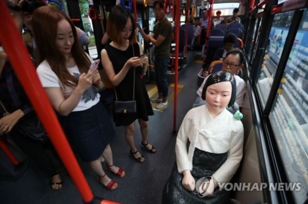 韓国でバスに慰安婦像を設置