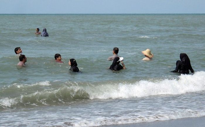 iran_beach_women_01