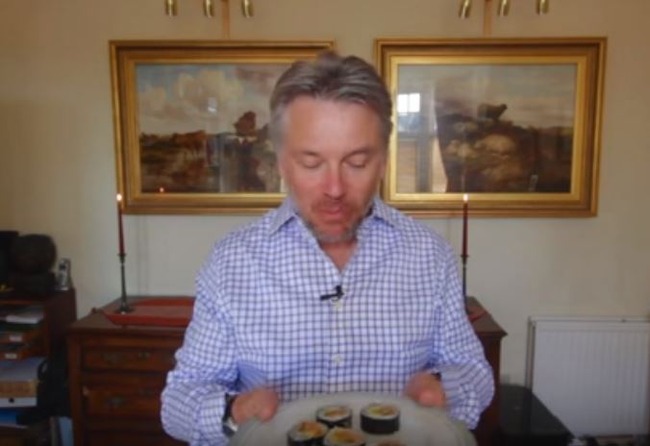 キムパブを食べるイギリス人紳士