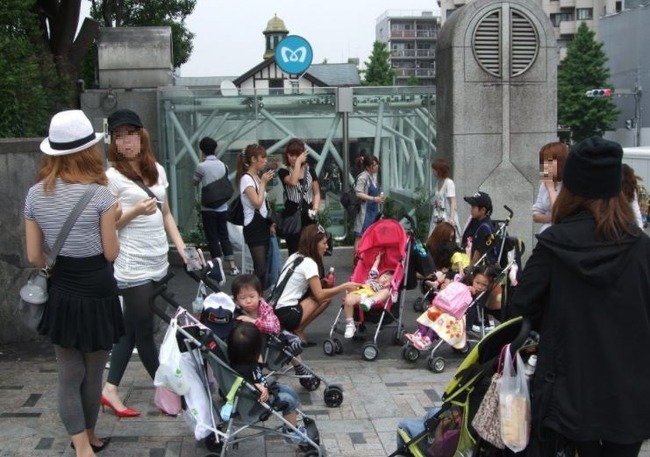 子供の前で喫煙する主婦