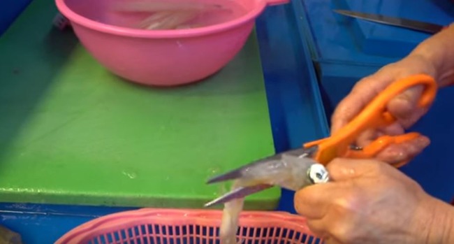 ハサミでイカを捌く韓国のおばちゃん