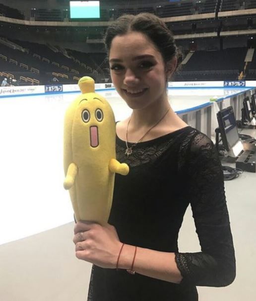 バナナのぬいぐるみを持ったメドベージェワ選手