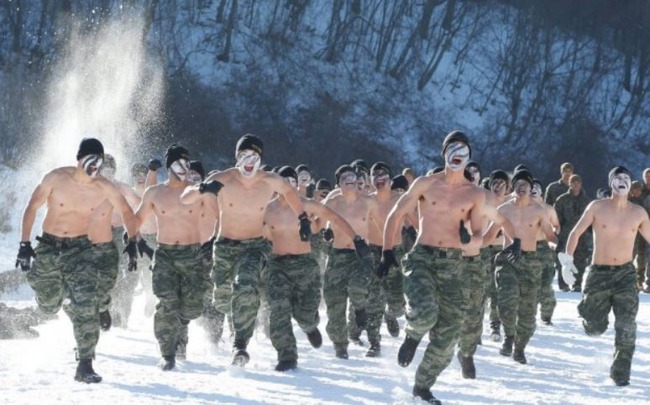 裸でランニングをする米軍