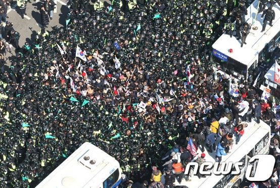 朴槿恵前大統領弾劾反対集会