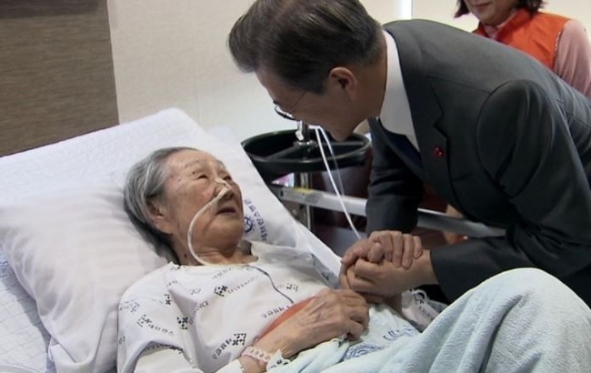 慰安婦をお見舞いするムン大領領