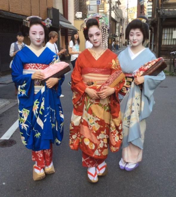 舞子の恰好をしたメドベージェワ選手