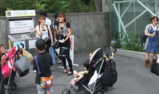 赤ちゃんの前で喫煙する主婦