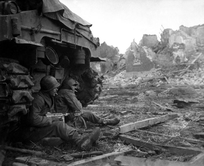 war_2330130322100rg