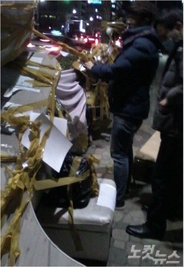 釜山慰安婦少女像周辺にゴミが捨てられる