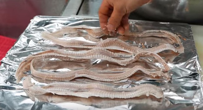 ヌタウナギの蒲焼を焼く所