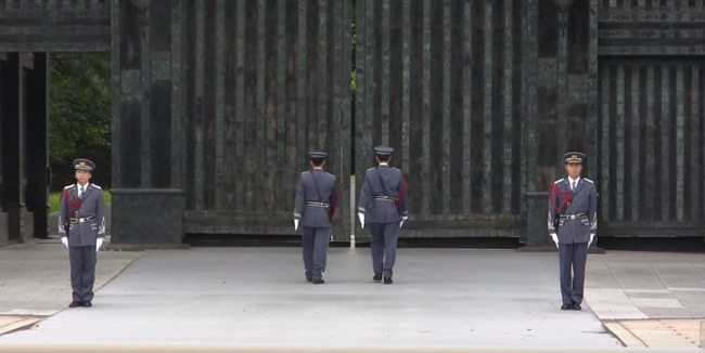 皇居の護衛官の交代式