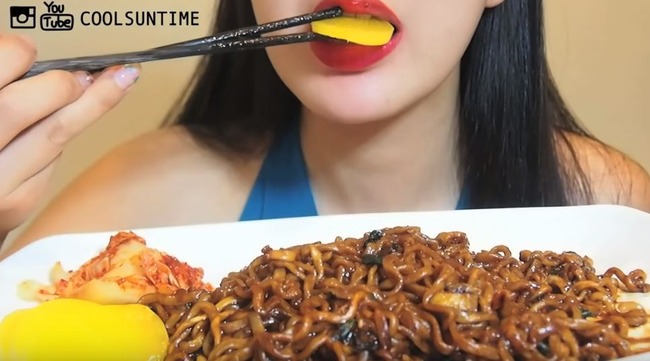 韓国美女が沢庵を食べる