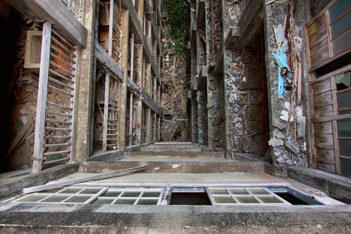 thats_a_real_life_bond_island_13