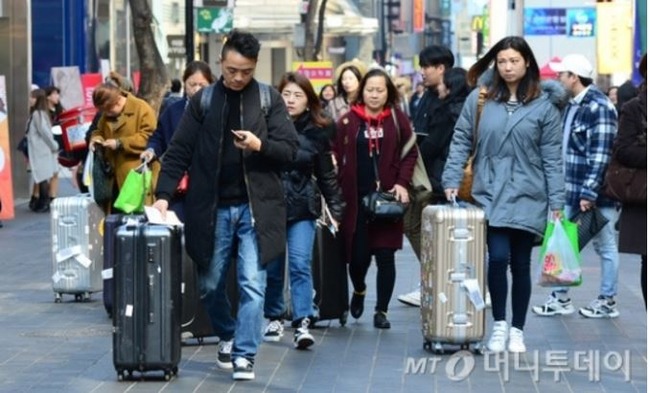 【韓国経済】韓国人「ずるい日本人が中国人観光客を吸収」日本が中国人観光客のビザ発給要件緩和‥年間4000万人の外国人観光客を目指す　韓国反応