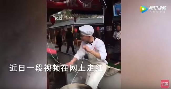 踊りながらうどんを煮る男性