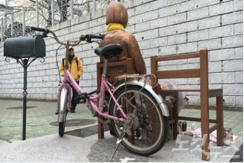 釜山慰安婦少女像に自転車を留める
