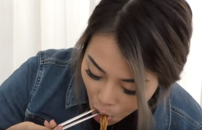 韓国の豚カツチャンポンを食べるベトナム人美女